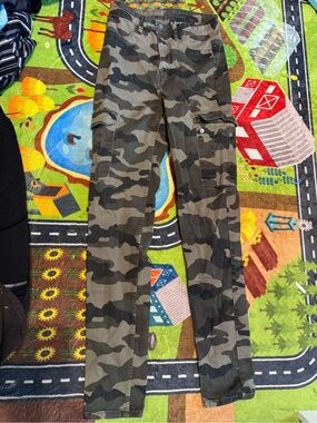 H&M women's Green Camo Cargo Pants